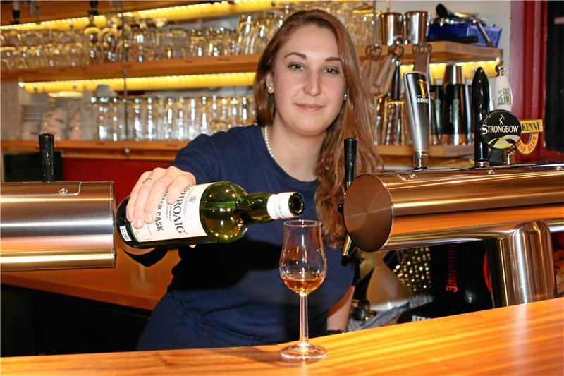 Ein edler Tropfen: Die Getränkekarte des Kellerclubs kann sich sehen lassen, wie Jennifer Smoch erzählt.  Fotos: Knoke/GZ-Archiv
