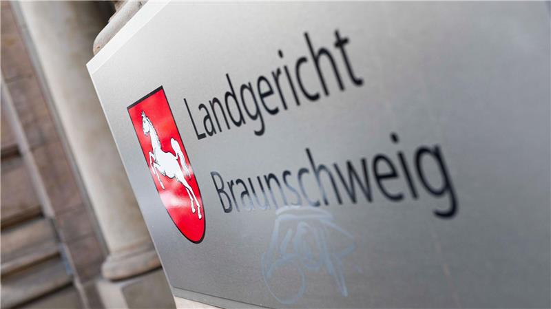 Ein Schild mit der Aufschrift Landgericht Braunschweig.