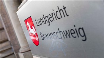Ein Schild mit der Aufschrift Landgericht Braunschweig.