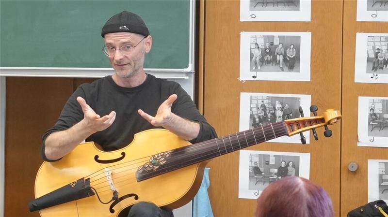 Projektstunde: Bad Harzburger Schüler lernen Jazz-Musik Ein eher untypisches Jazz-Instrument: Martin Tschoepe bringt zur Veranstaltung seine Gambe mit.