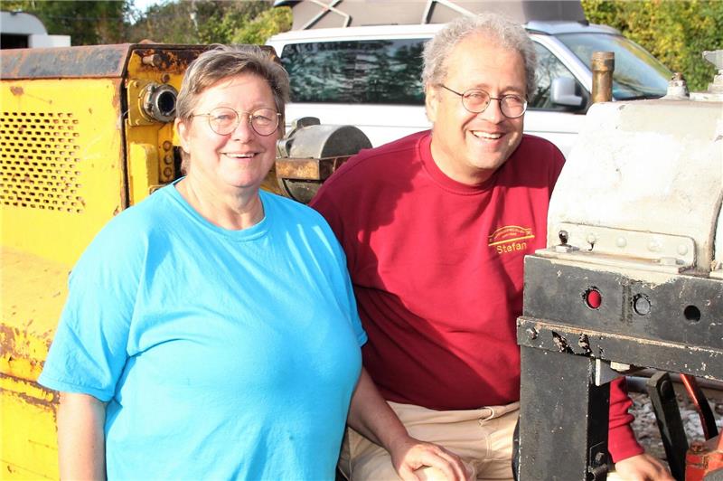 Zwei Leute vor eine alten Grubenbahn.