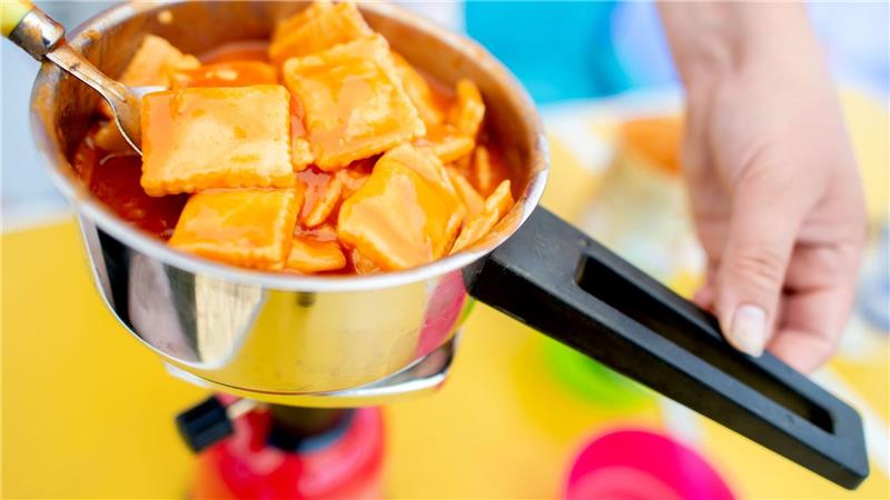 Zelten im Wohnzimmer - Ansturm auf Krisenkurse nach Blackout Ein einfacher Campingkocher reicht notfalls bei Stromausfall für warmen Tee und etwas Warmes zum Essen. (Archivfoto)