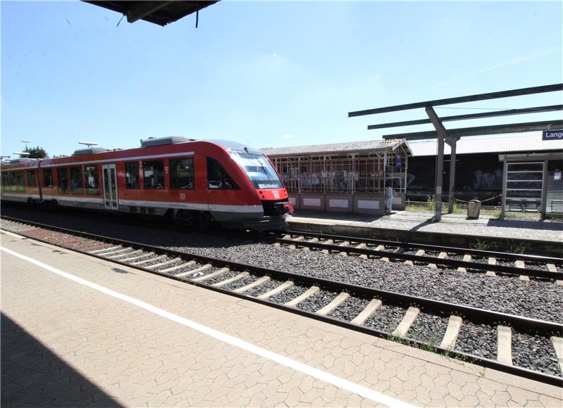 Ein einfahrender Zug aus Richtung Goslar. Die Einhausung dahinter wird es nach der Sanierung nicht mehr geben.