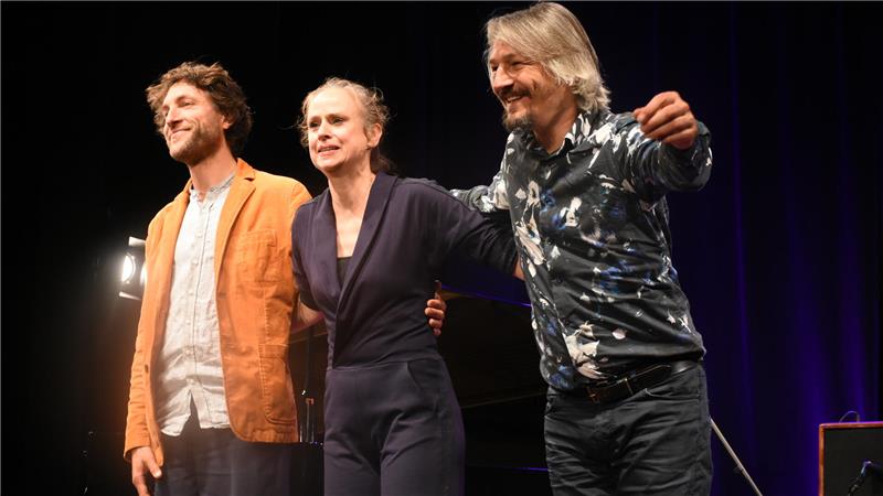 Tod und Hasskommentare: Kabarett im Kulturkraftwerk Ein eingespieltes Team, eine gute Leistung: Melanie Haupt mit ihren „Jojo-Musikern“, Johannes Lauer (links) und Jonathan Bratoëff (rechts).