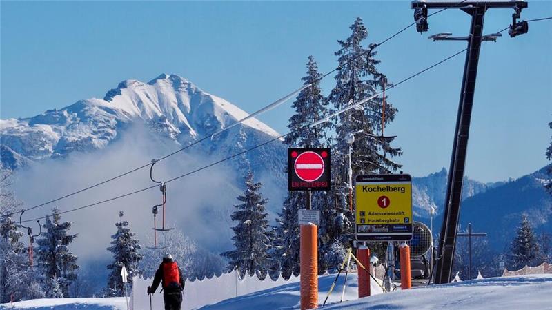 Ein einsamer Skitourengeher im noch nicht geöffneten Skigebiet von Garmisch-Partenkirchen. Nach zwei guten Wintern könnte die diesjährige Saison für die Urlaubsorte in den Alpen schlechter ausfallen.
