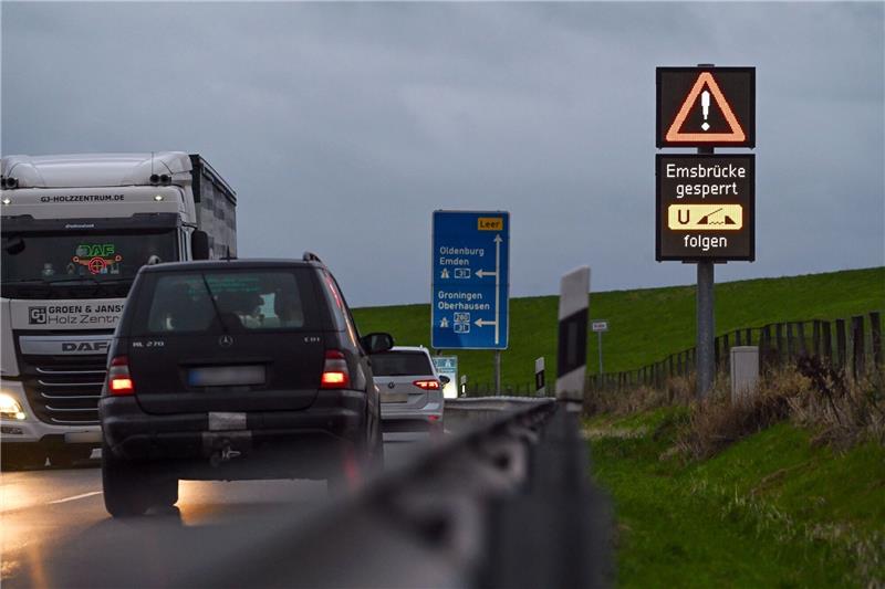Ein elektronisches Verkehrsschild weist auf die Sperrung der Jann-Berghaus-Brücke über die Ems hin.