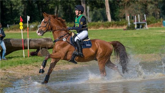 Ein erfolgreiches Paar: Emely Johanna Wolfschmitt vom RV Liebenburg gewinnt auf First-Class in Langenhagen erstmals eine Zwei-Sterne-Prüfung und wird damit auch Landesmeisterin.