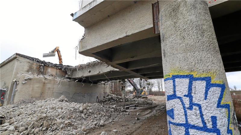 Brückenabriss, ein erstes Teilstück fehlt.