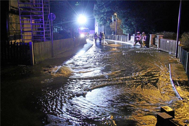 Ein etwa einen Meter langer Riss in einer Transportleitung setzte am Freitagabend die Burgstraße unter Wasser.  Fotos: Schlegel