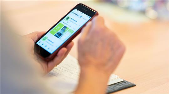 Ein etwas älteres Smartphone-Modell, noch voll funktionsfähig - was passiert damit, wenn die Nutzerin ein neueres Modell bekommt?