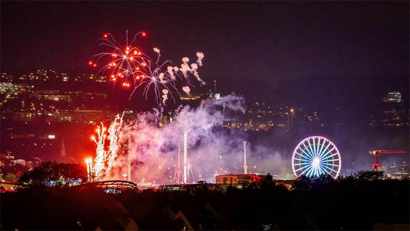 Ein farbenprächtiges Musikfeuerwerk bildet am Sonntagabend den Abschluss des 179. Cannstatter Volksfestes in Stuttgart-Bad Cannstatt. 