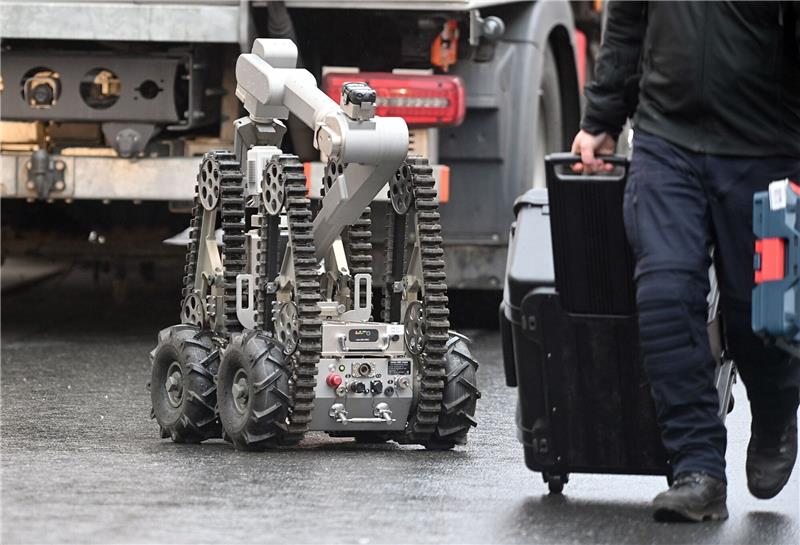 Behörden: Verdächtige planten Silvester-Anschlag Ein ferngesteuertes Roboterfahrzeug war bei den Untersuchungen ebenfalls zum Einsatz gekommen. Ein Iraner soll einen Giftanschlag geplant haben. Der 32-jährige und sein Bruder waren bei einem Großeinsatz der Polizei festgenommen worden.
