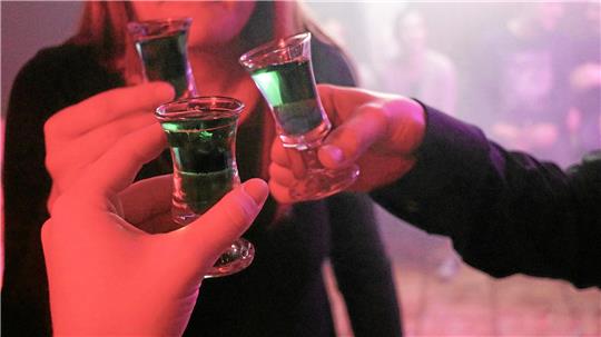 Ein feuchtfröhlicher Abend wie auf diesem Symbolbild muss nicht zwingend auch ein fröhliches Ende nehmen.