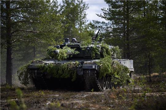Ein finnischer Panzer Leopard 2A6 fährt während eines Nato-Manövers durch einen Wald. (Archivbild)