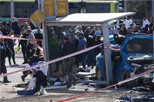 Ein forensisches Team der israelischen Polizei ermittelt an dem Tatort an einer Bushaltestelle in Ost-Jerusalem.