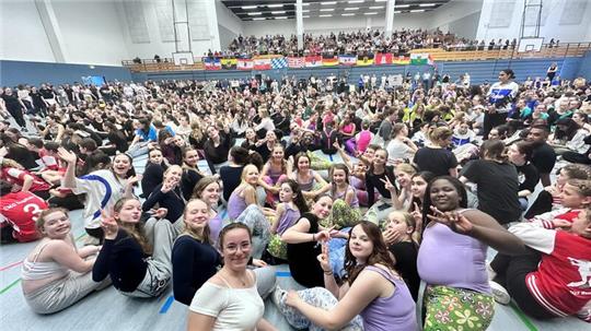 Ein friedliches Tanzfest, bei dem die Teilnehmer und Teilnehmerinnen viel gelernt und neue Freundschaften geschlossen haben.