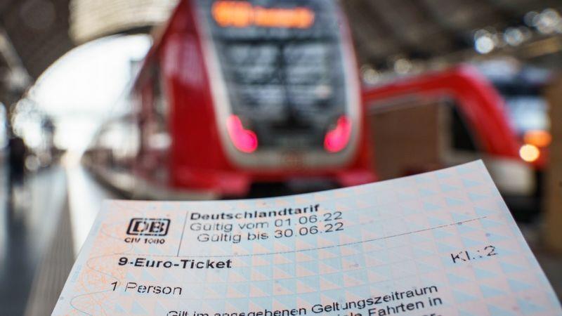 Ein frisch erworbenes 9-Euro-Ticket, aufgenommen im Frankfurter Hauptbahnhof. Foto: Frank Rumpenhorst/dpa