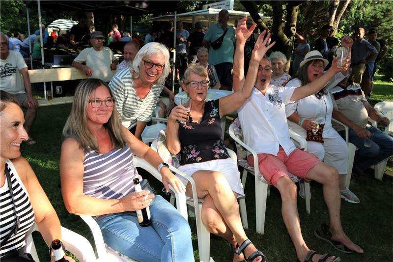 In Dörnten rocken die Bands im Pfarrgarten Ein fröhliche Othfresener Frauengruppe hat sich früh die erste Reihe gesichert. Foto: Leifeld