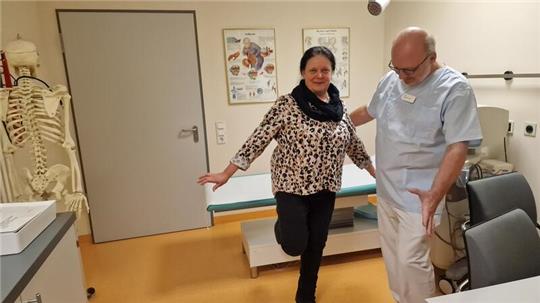 Ein fröhliches Wiedersehen mit Dr. med. Dietmar Loitz: Nach der Operation vor sechs Jahren erholte sich Gudrun Hille schnell und kann bis heute wieder aktiv ihr Leben genießen.