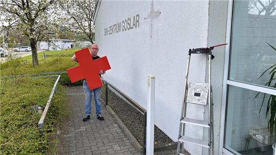 „Ein furchtbarer Moment“: So erinnert sich Stefan Meffert, ehemaliger Vizepräsident des mittlerweile aufgelösten Kreisverbandes Goslar, an den Moment, als er im April das Logo vom Gebäude des DRK-Sitzes in der Wachtelpforte in Goslar abgeschraubt hat.