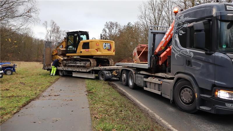 Bagger auf einem Anhänger. 