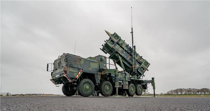 CSU: Bundesregierung muss Ukraine auch Patriots liefern Ein gefechtsbereites Flugabwehrraketensystem vom Typ «Patriot» des Flugabwehrraketengeschwaders 1 der Bundeswehr auf dem Flugfeld des Militärflughafens Schwesing.
