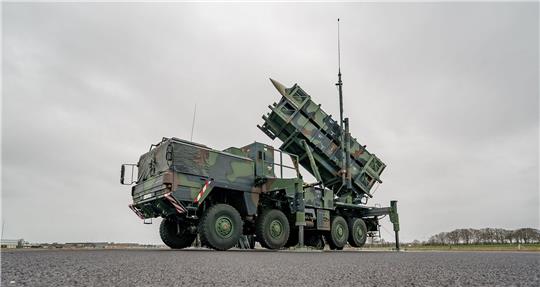 Ein gefechtsbereites Flugabwehrraketensystem vom Typ «Patriot» des Flugabwehrraketengeschwaders 1 der Bundeswehr auf dem Flugfeld des Militärflughafens Schwesing.