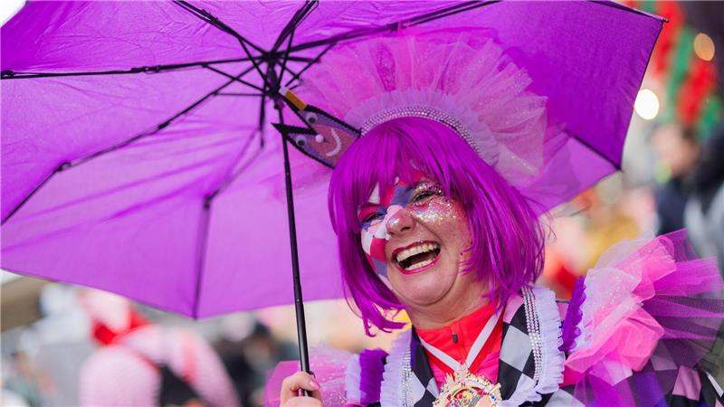 Ein gefragtes Verkleidungsaccessoire war der Regenschirm.