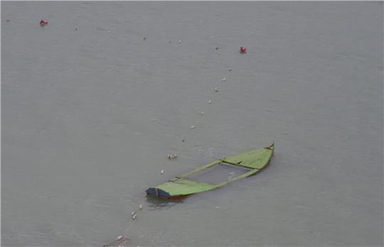 Ein gekentertes Boot treibt auf dem Tanda-See in der pakistanischen Provinz Khyber Pakhtunkhwa.