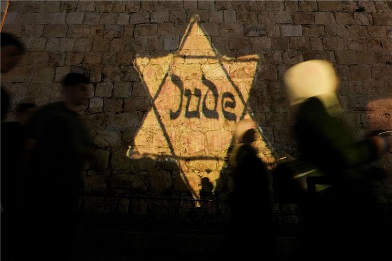 Israel gedenkt Opfern des Holocaust Ein gelber Davidstern mit der Aufschrift «Jude», ähnlich dem, den Juden in Nazi-Deutschland tragen mussten, wird am Abend des jährlichen Holocaust-Gedenktages Yom HaShoah auf die Mauern der Jerusalemer Altstadt projiziert.