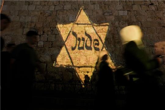 Ein gelber Davidstern mit der Aufschrift «Jude», ähnlich dem, den Juden in Nazi-Deutschland tragen mussten, wird am Abend des jährlichen Holocaust-Gedenktages Yom HaShoah auf die Mauern der Jerusalemer Altstadt projiziert.