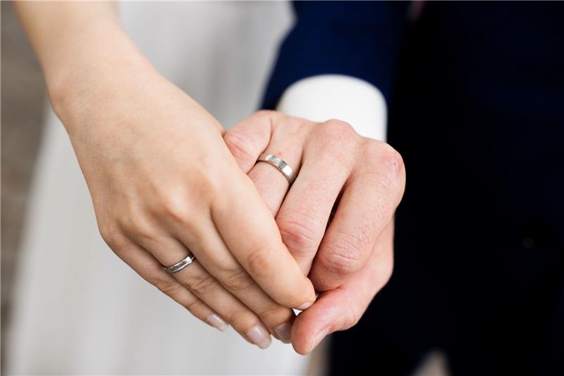 Namensrechtsänderung gebilligt: Familien-Doppelname möglich Ein gemeinsamer Doppelname nach der Hochzeit: Ab Mai 2025 soll das möglich sein.