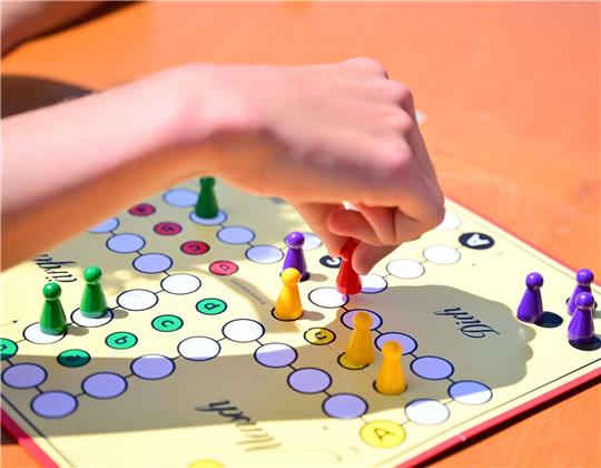 Ein generationsübergreifendes Spiel mit einfachen Regeln: «Mensch ärgere dich nicht».