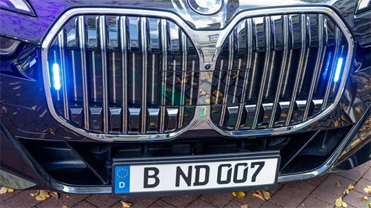 Ein gepanzertes Fahrzeug trägt „007“ im Kennzeichen.