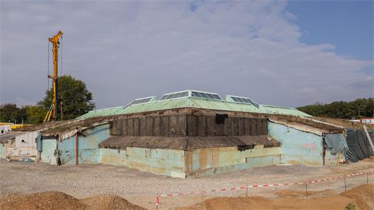 Ein geplanter Erweiterungsbau der Mack-Pyramide ist für die Stiftung Denkmalschutz ein Negativbeispiel. (Archivbild)
