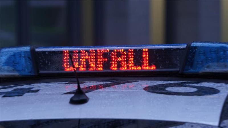 Ein geplatzter Lkw-Reifen hat für einen schweren Unfall auf der Autobahn 27 bei Bremerhaven gesorgt. (Symbolbild)