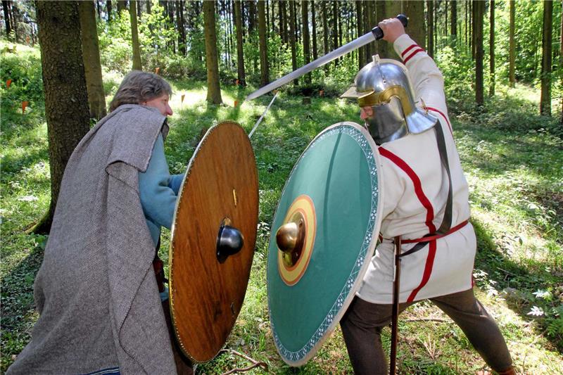 Ein germanischer Krieger und ein römischer Legionär stellen fürs Foto einen Nahkampf nach. Am Harzhorn tobte im 3. Jahrhundert nach Christus eine blutige Schlacht.