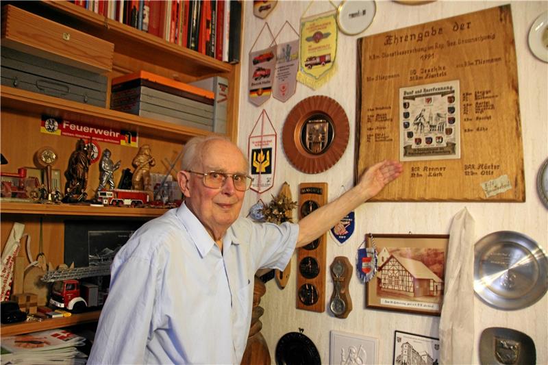 Ein gern gesehener Gast in der Freiwilligen Feuerwehr, dem Bergwerks- und Geschichtsverein und in der Verwaltung Lautenthals war zeitlebens Ernst Jago. Seine Weggefährten trauern um ihn. Auf dem Foto zeigt er seine erhaltenen Ehrungen für den ehrenamtlichen Einsatz. Foto: GZ-Archiv