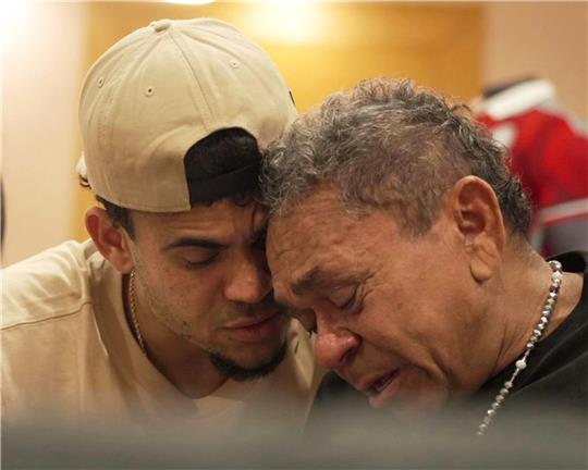 Ein gerührter Luis Díaz (l.) mit seinem Vater Luis Manuel nach dessen Freilassung.
