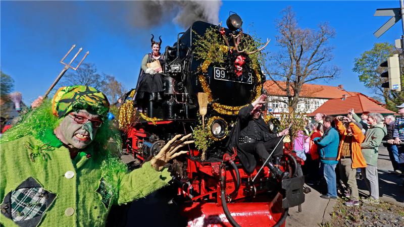 Ein geschmückter Sonderzug der Harzer Schmalspurbahnen fährt von Wernigerode zum Walpurgisfest nach Schierke.