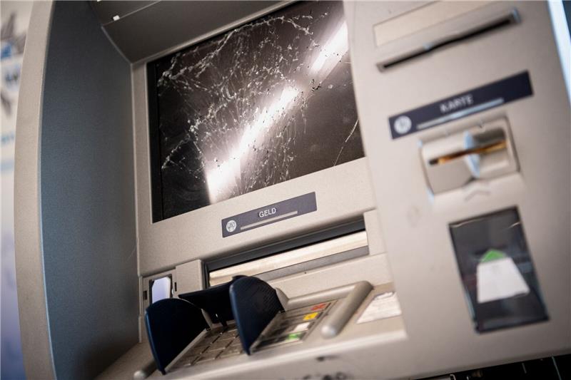 Mutmaßliche Automatensprenger nach Deutschland überstellt Ein gesprengter Geldautomat.