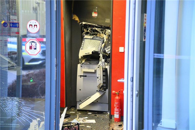 Weniger Automatensprengungen – aber brutalere Sprengsätze Ein gesprengter Geldautomat ist in einem Bankgebäude zu sehen.