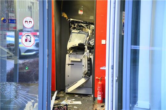 Ein gesprengter Geldautomat ist in einem Bankgebäude zu sehen.