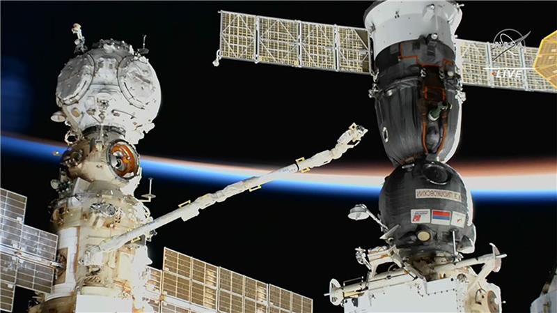 Ein gesteuerter Roboterarm untersucht das Sojus-MS-22-Besatzungsschiff, nachdem ein Leck entdeckt wurde.