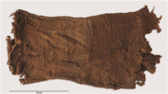 Ein gestrickter Ärmel, der bei archäologischen Grabungen am Rammelsberg gefunden wurde.