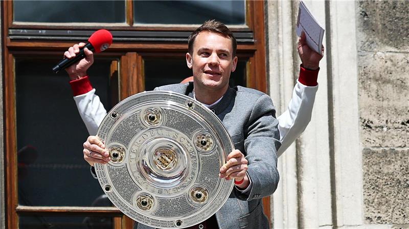Ein gewohntes Bild: Manuel Neuer mit der Meisterschale auf dem Münchner Rathausbalkon. (Archivbild)