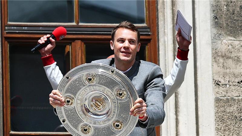 Ein gewohntes Bild: Manuel Neuer mit der Meisterschale auf dem Münchner Rathausbalkon. (Archivbild)