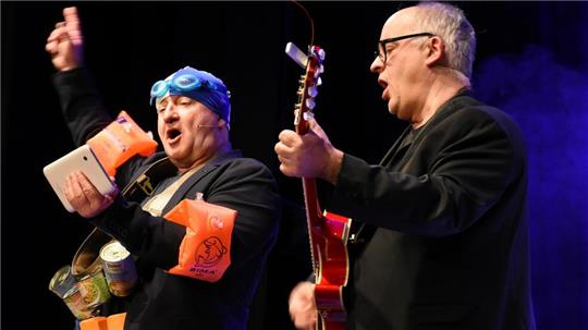 Ein grandios gutes Duo: Die „Schwarze Grütze“ mit Dirk Pursche (li.) und Stefan Klucke präsentiert mit „Ganz dünnes Eis“ ein erstes Endzeitprogramm im Kulturkraftwerk.