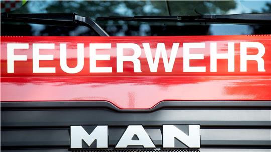 Ein größeres Feuer in Dransfeld hat mehrere Ortsfeuerwehren auf den Plan gerufen. (Symbolbild)