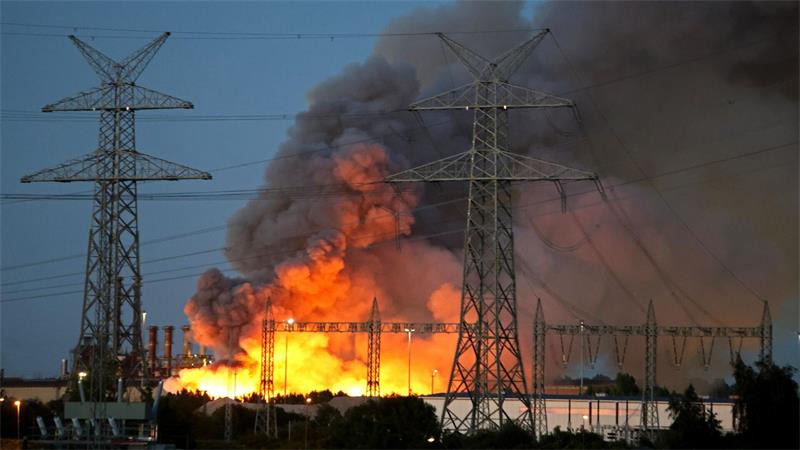 Ein großer Schrottberg steht in Salzgitter in Flammen. 